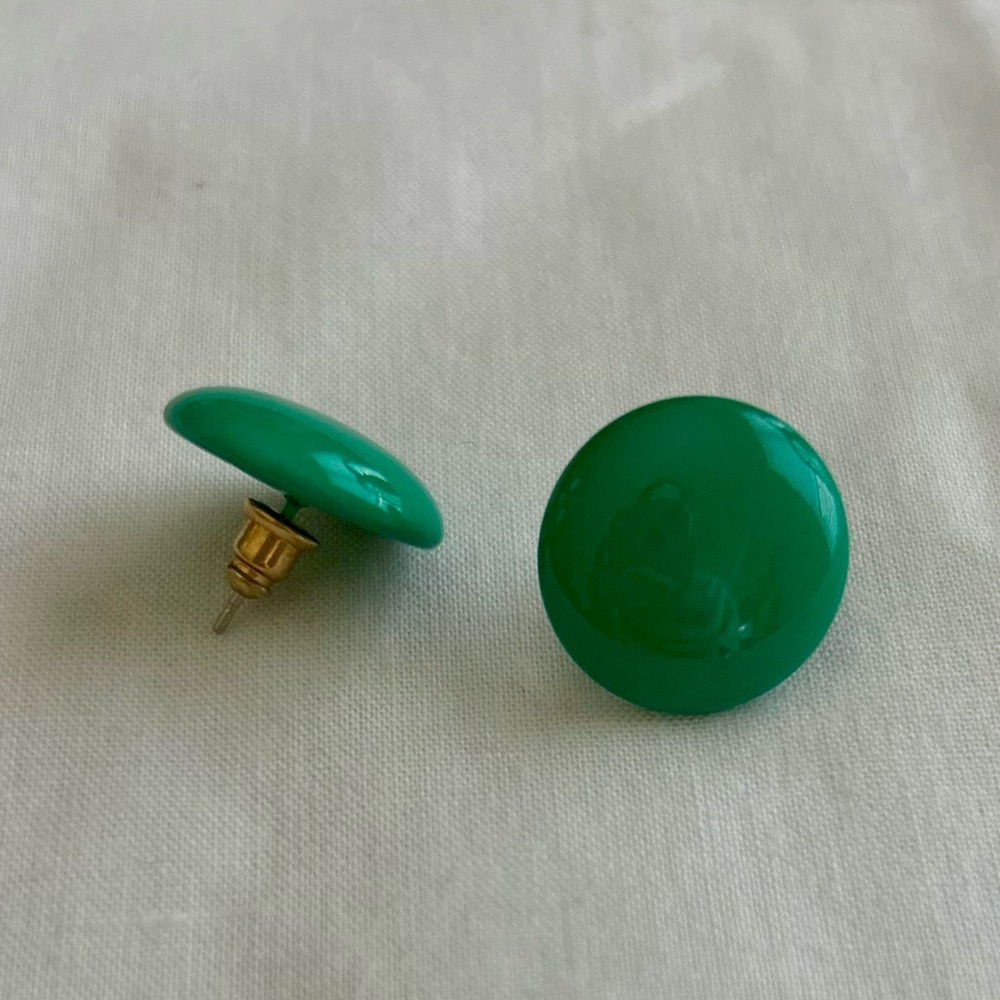 Shiny green circle stud earring 💚